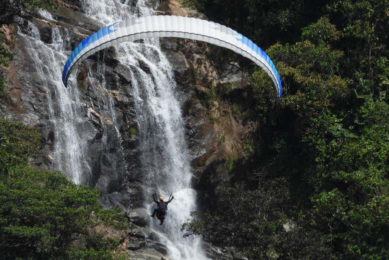 Vuelo en parapente por Cocorná