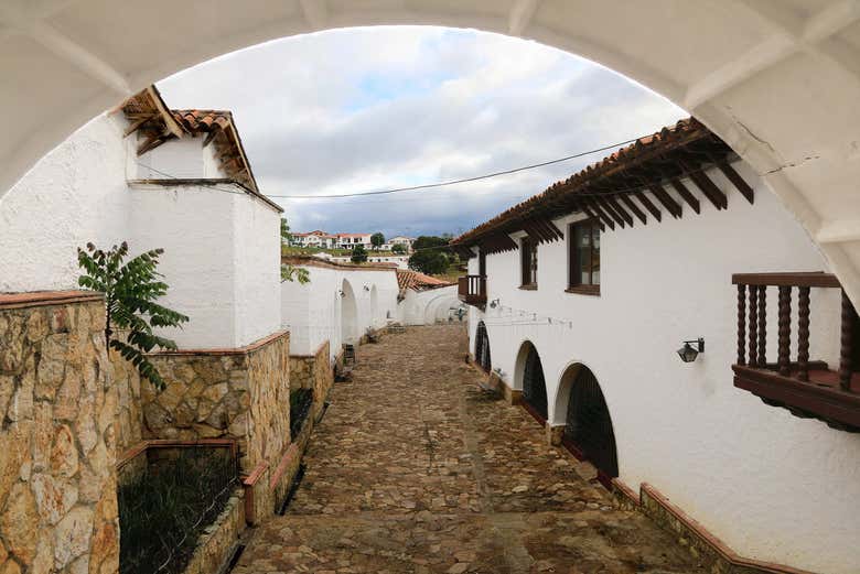 Excursión a Guatavita + Casa al Revés