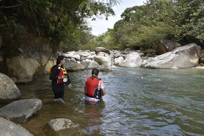 Senderismo acuático por el río Dormilón