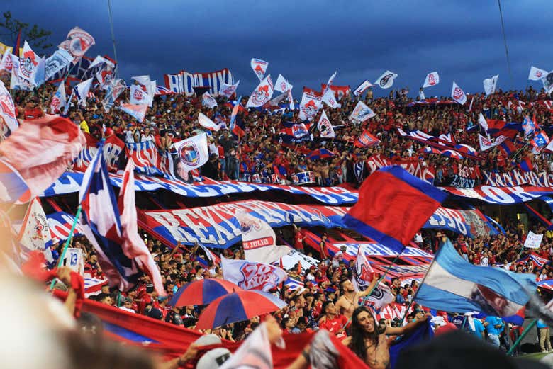 Partido de fútbol en Medellín con guía local