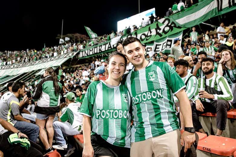 Partido de fútbol en Medellín con guía local