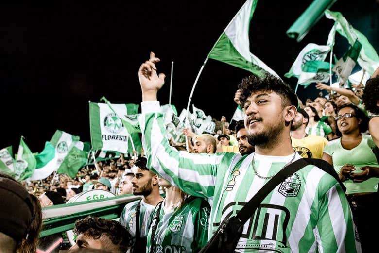 Partido de fútbol en Medellín con guía local