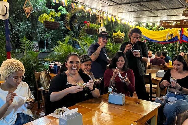 Tour nocturno en chiva rumbera + Degustación de comida callejera