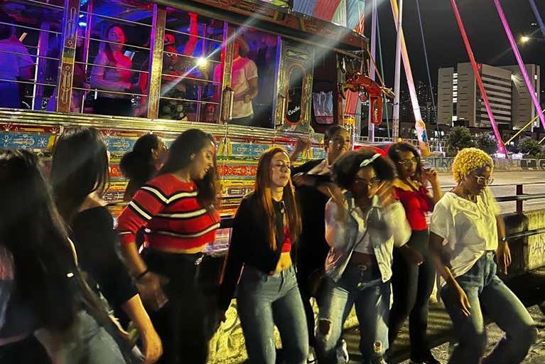 Tour nocturno en chiva rumbera + Degustación de comida callejera