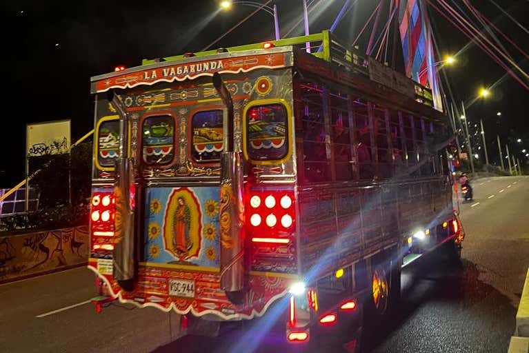 Tour nocturno en chiva rumbera + Degustación de comida callejera