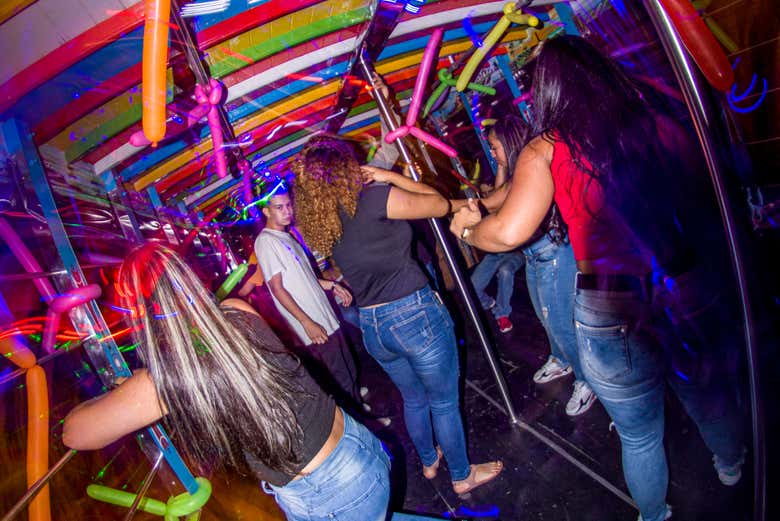 Tour nocturno en chiva rumbera + Degustación de comida callejera