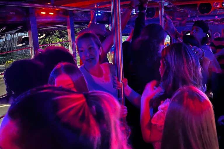 Tour nocturno en chiva rumbera + Degustación de comida callejera