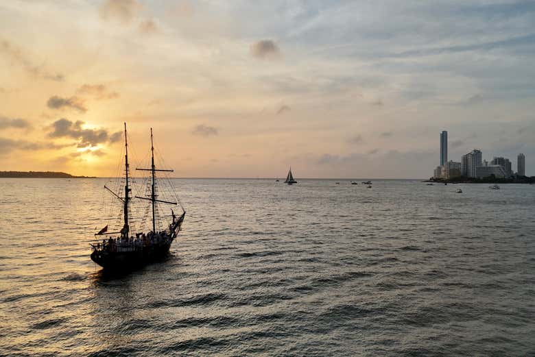 Paseo en barco pirata al atardecer