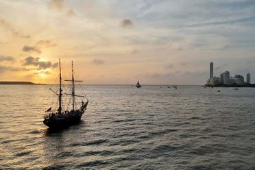 Paseo en barco pirata al atardecer