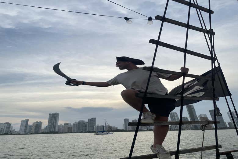 Paseo en barco pirata al atardecer