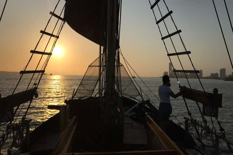 Paseo en barco pirata al atardecer