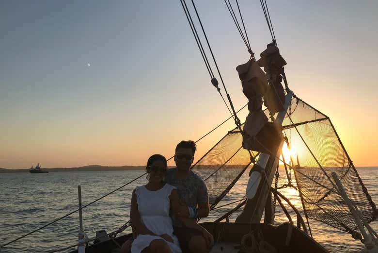 Paseo en barco pirata al atardecer