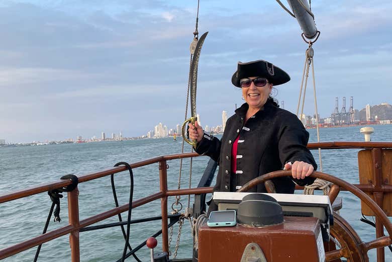 Paseo en barco pirata al atardecer