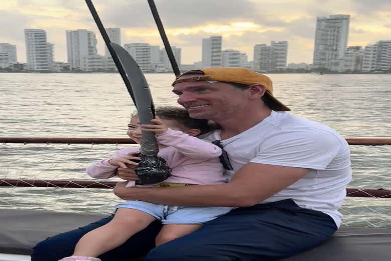 Paseo en barco pirata al atardecer