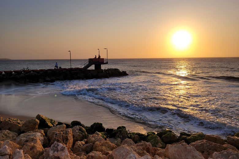 Paseo en barco pirata al atardecer