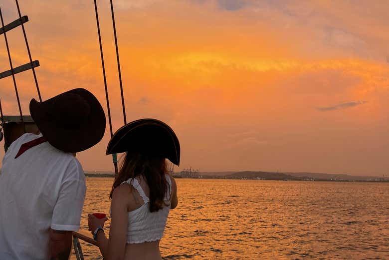 Paseo en barco pirata al atardecer