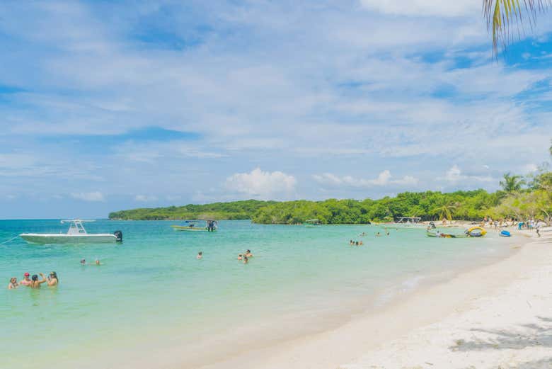 Snorkel en las Islas del Rosario + Pueblo nativo de Orika