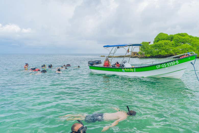 Snorkel en las Islas del Rosario + Pueblo nativo de Orika