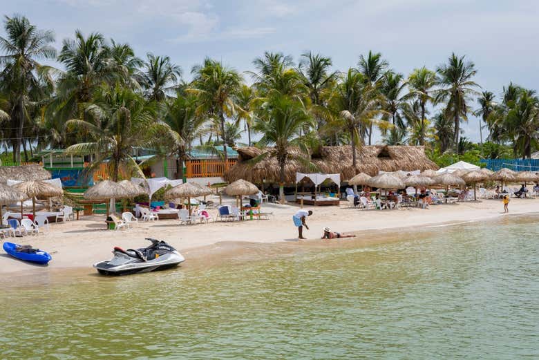 Yoga en el Namasté Beach Club de Tierra Bomba