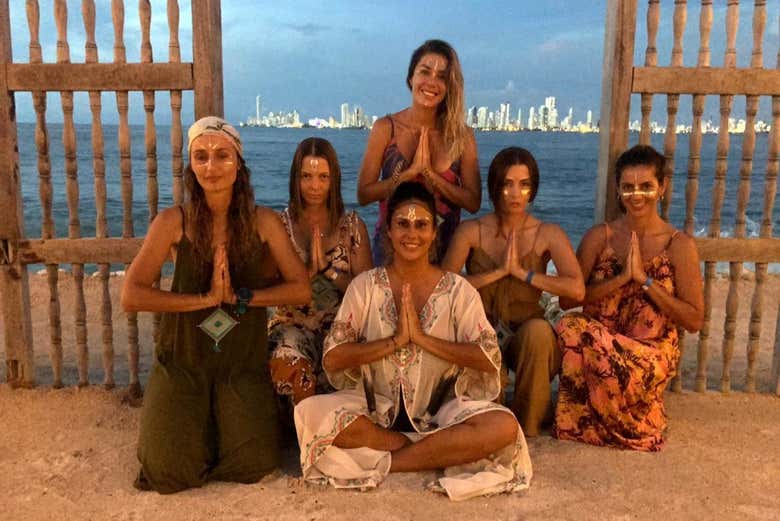 Yoga en el Namasté Beach Club de Tierra Bomba