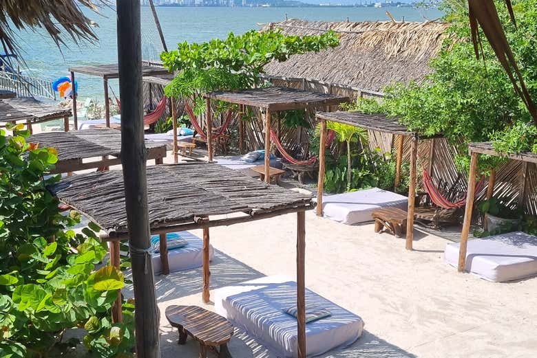 Yoga en el Namasté Beach Club de Tierra Bomba