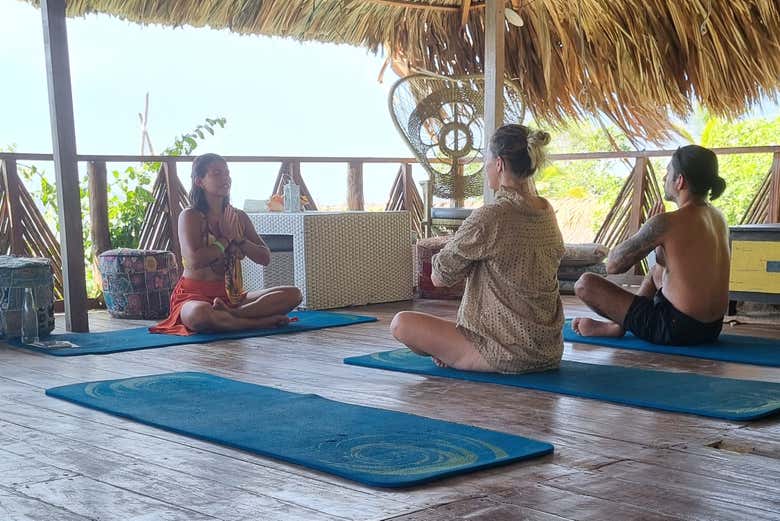 Yoga en el Namasté Beach Club de Tierra Bomba