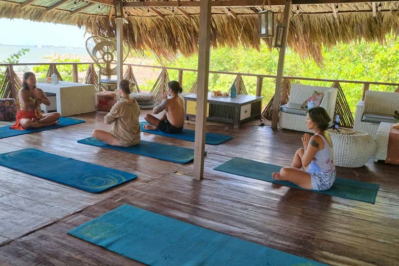 Yoga en el Namasté Beach Club de Tierra Bomba