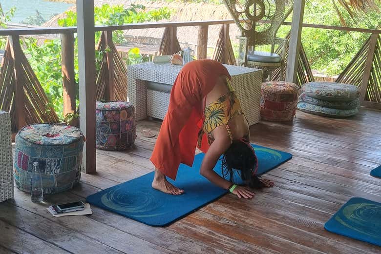 Yoga en el Namasté Beach Club de Tierra Bomba