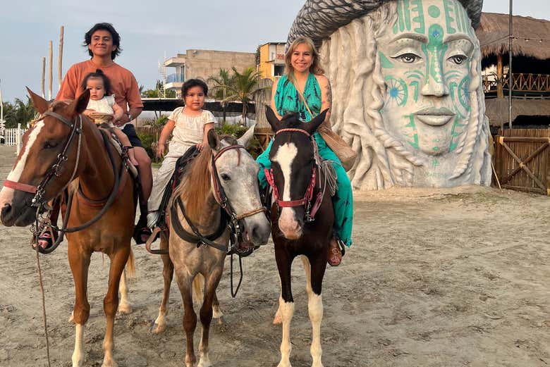 Paseo a caballo por la playa al atardecer + Cena