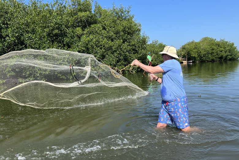Pesca de cangrejo en los manglares de Cartagena de Indias