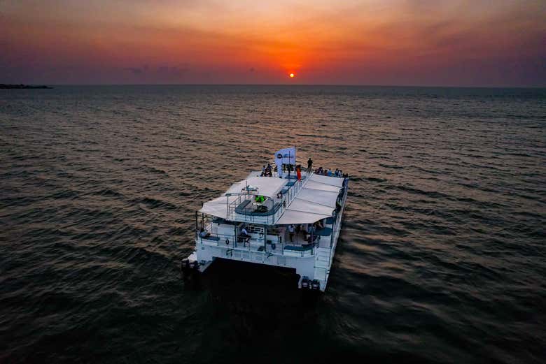 Paseo en catamarán con espectáculo folclórico o DJ