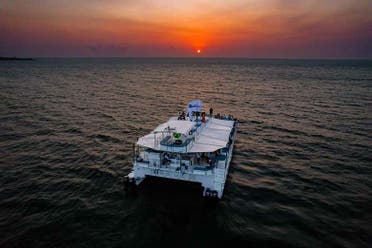 Paseo en catamarn con espectculo folclrico o DJ