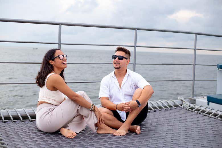 Paseo en catamarán con espectáculo folclórico o DJ