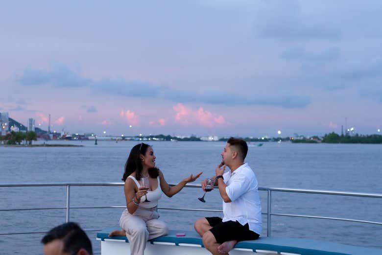 Paseo en catamarán con espectáculo folclórico o DJ