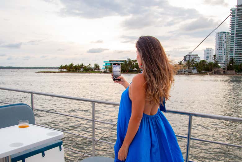 Paseo en catamarán con espectáculo folclórico o DJ