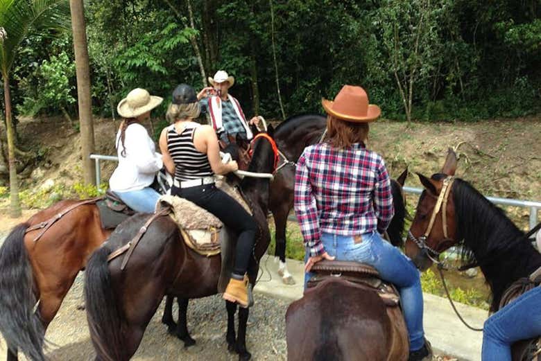 Paseo a caballo con música por las fondas de Caldas