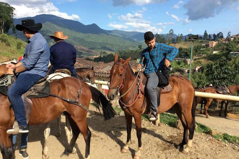 Paseo a caballo con música por las fondas de Caldas