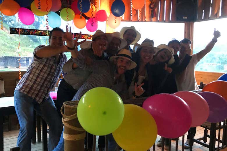 Paseo a caballo con música por las fondas de Caldas