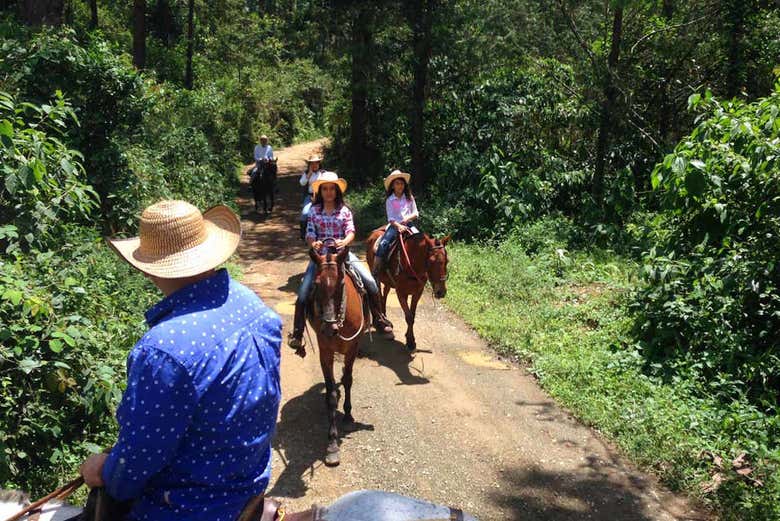Paseo a caballo con música por las fondas de Caldas