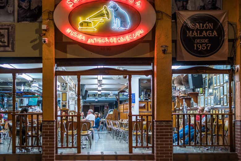 Tour nocturno por el Medellín artístico