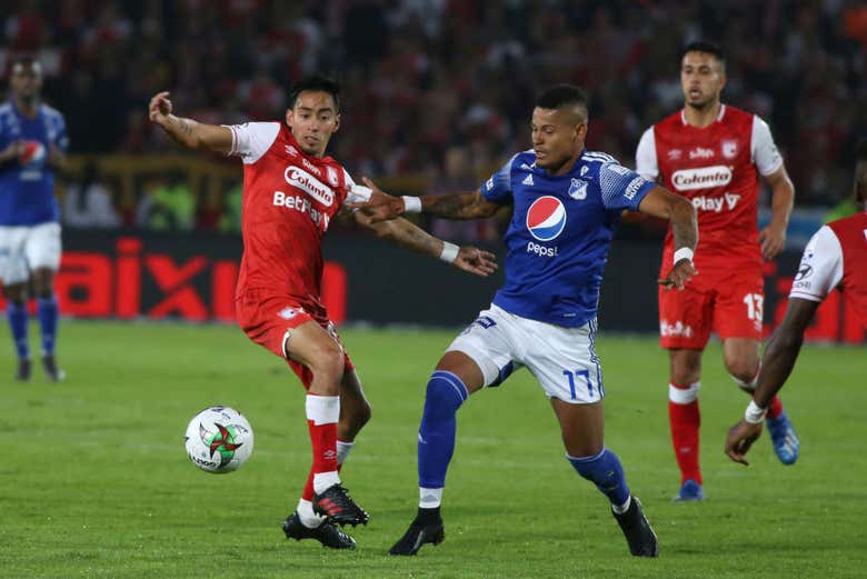 Partido de fútbol en Bogotá con guía local