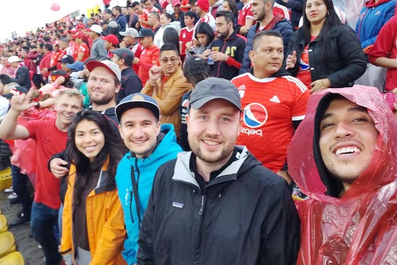 Partido de fútbol en Bogotá con guía local