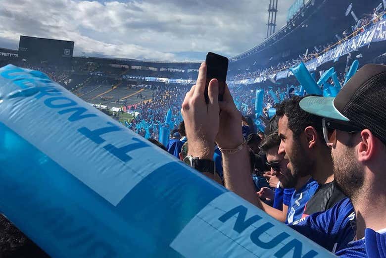 Partido de fútbol en Bogotá con guía local