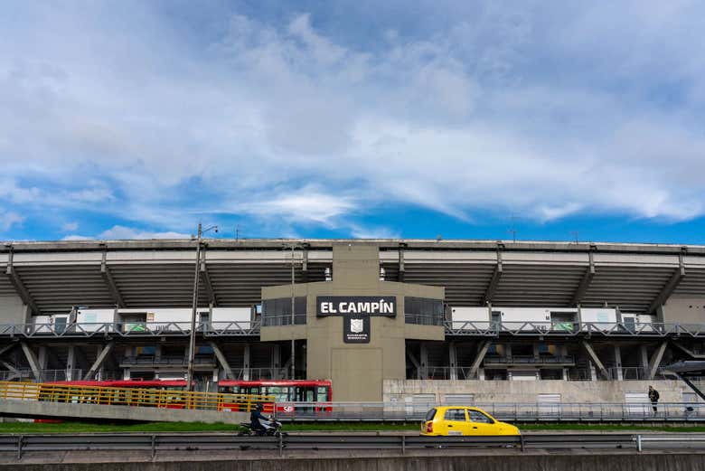 Partido de fútbol en Bogotá con guía local