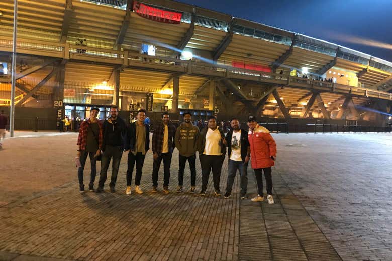 Partido de fútbol en Bogotá con guía local