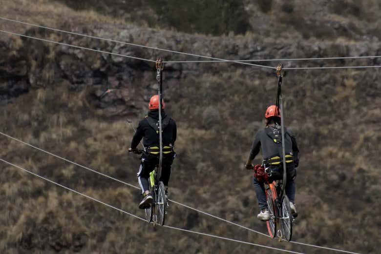 Pícnic colgante sobre la laguna de Piuray