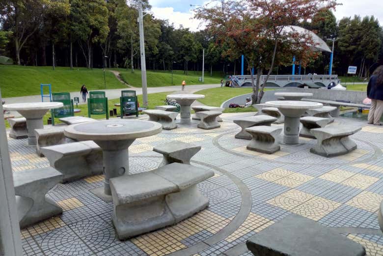 Tour por el Parque Simón Bolívar y la Biblioteca Virgilio Barco