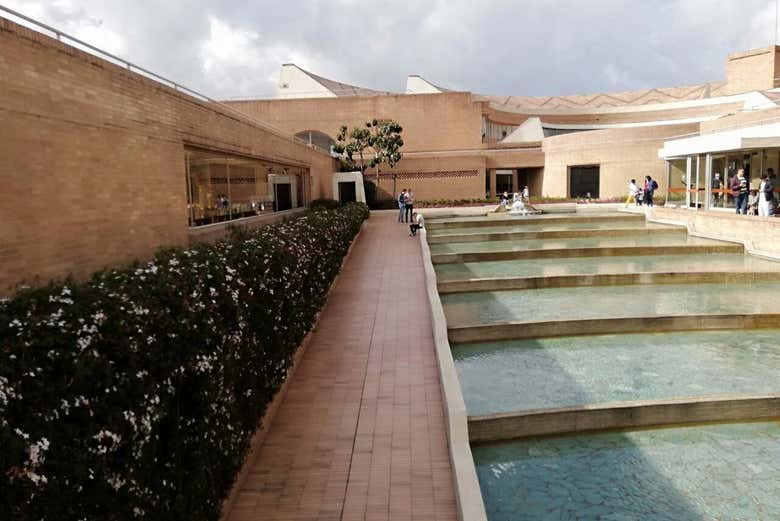 Tour por el Parque Simón Bolívar y la Biblioteca Virgilio Barco