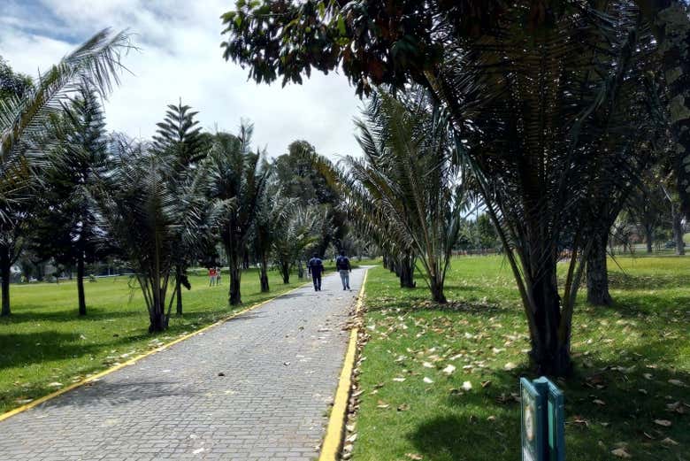 Tour por el Parque Simón Bolívar y la Biblioteca Virgilio Barco