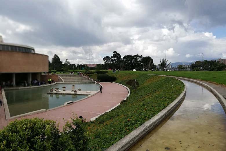 Tour por el Parque Simón Bolívar y la Biblioteca Virgilio Barco